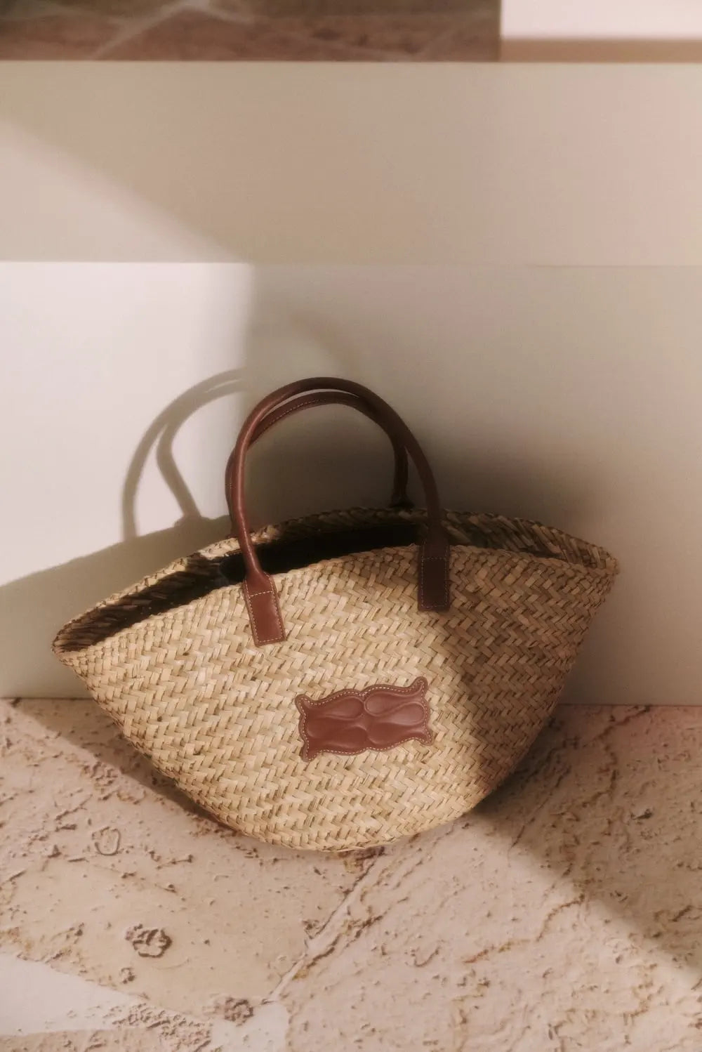 Stor stråveske med skinndetaljer og monogram