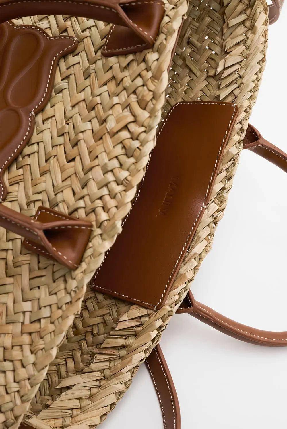 Liten stråveske med skinndetaljer og monogram, cognac