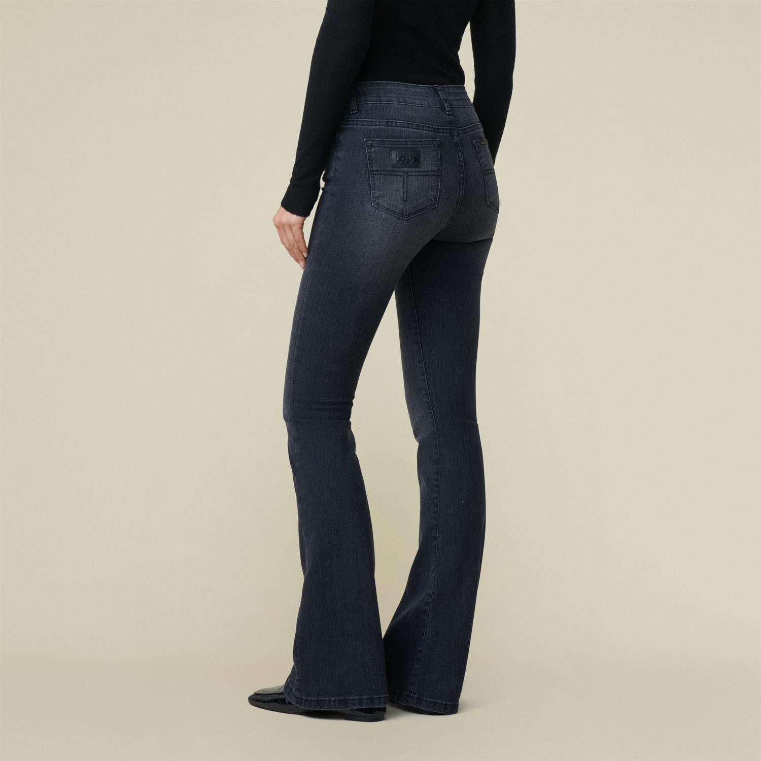 Raval 16 Donatella Black